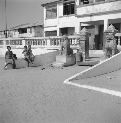 EU: Chief House tegenover James Fort, ingang (1966), Accra, 1966