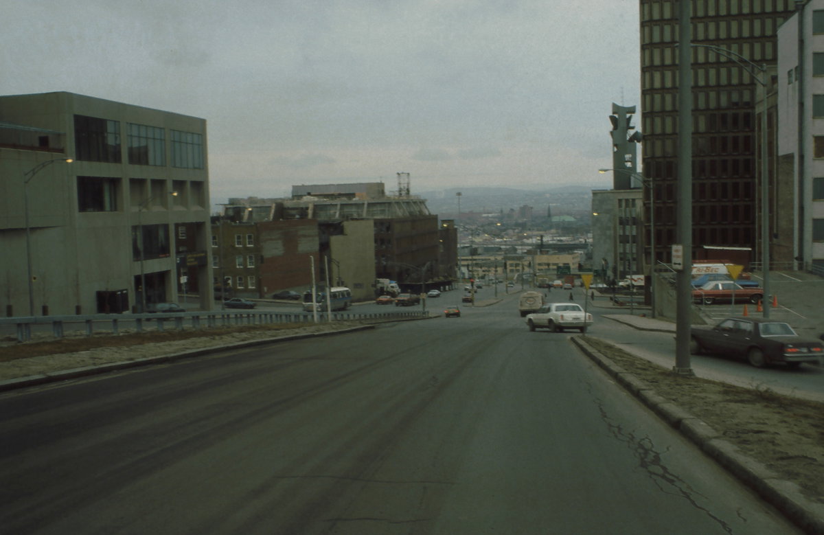 Autoroute Dufferin, Québec vue vers le nord depuis l'intersection avec le boulevard Saint-Cyrille en, Quebec City, Canada, 1981