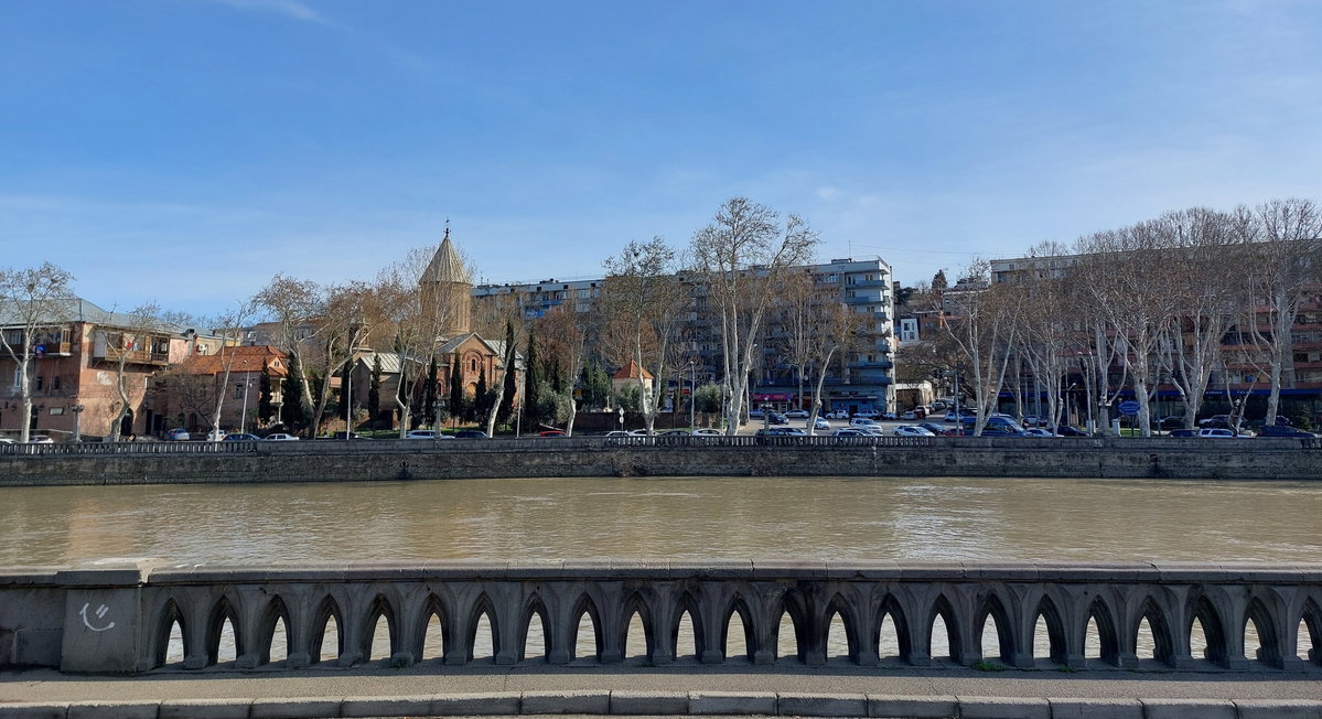 Zhordania Embankment and the Church of St. Nicholas of Chugureti as seen from the Public Service Hall parking area. Tbilisi, Georgia, Tbilisi, Georgia, 2023