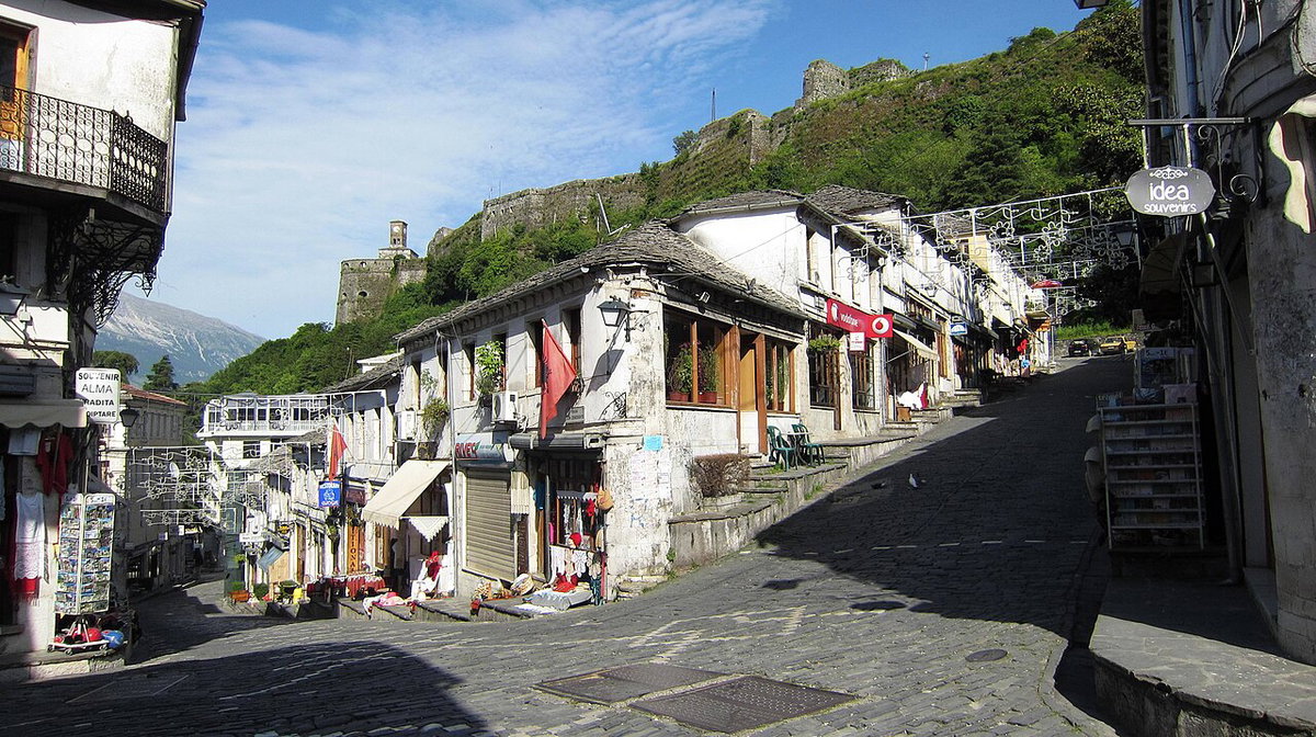 Straßen im Basarviertel von Gjirokastra, Gjirokastër, Albania, 2011