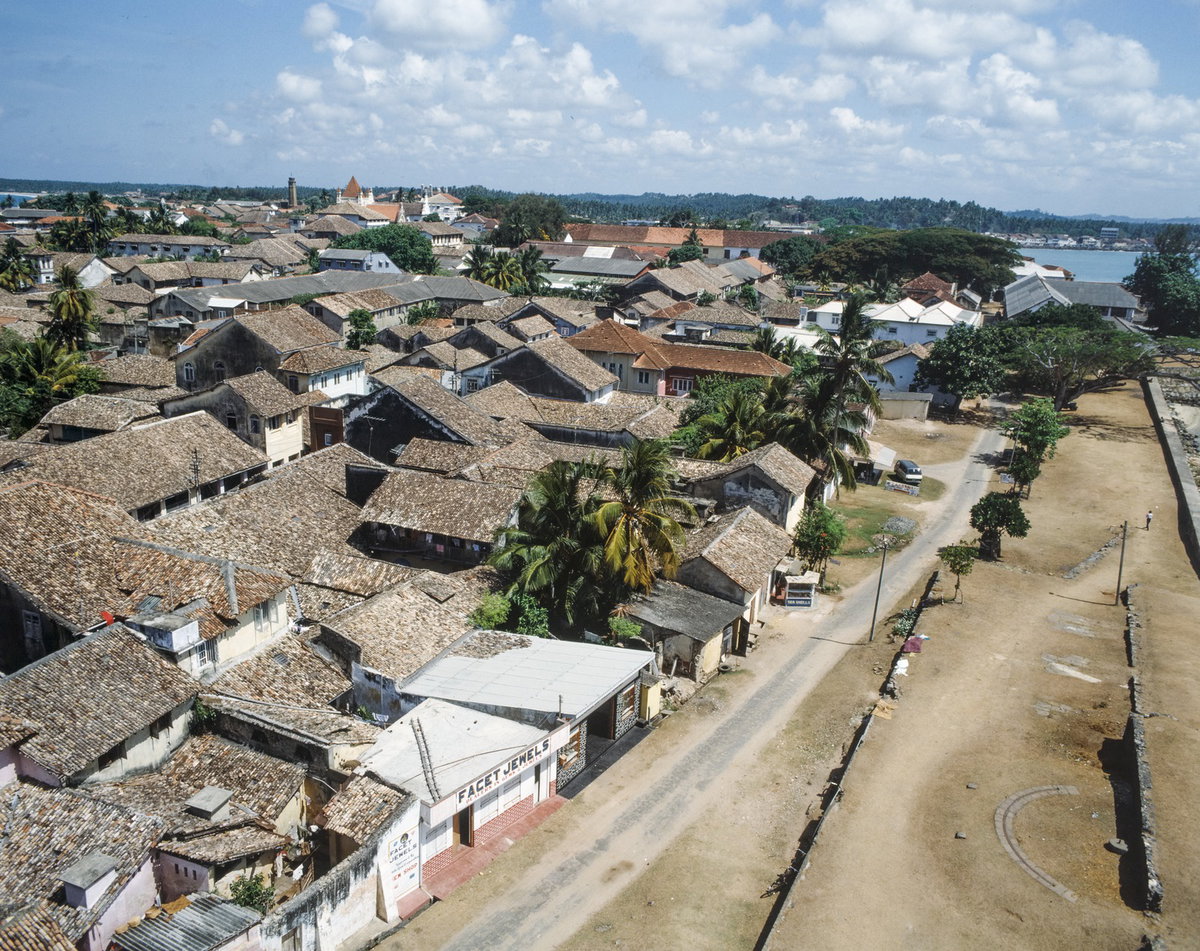 EU: Gezicht op stad binnen Fort Galle (1983), Galle, Sri Lanka, 1983
