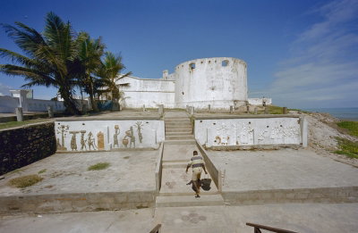 EU: Fort William, Cape Coast, staircase with commemorative reliefs (2002), Cape Coast, 2002