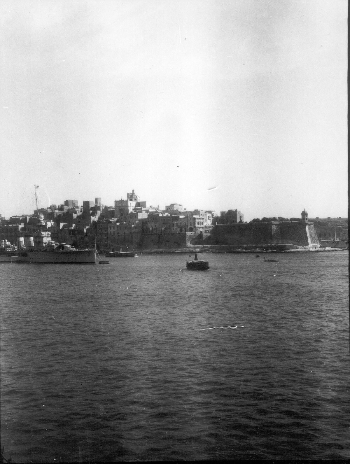EU: Valletta. Kriegsschiff vor den alten Festungsmauern am Hafen (1928), Valletta, Malta, 1928