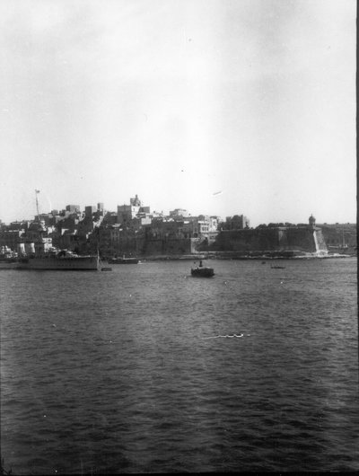 EU: Valletta. Kriegsschiff vor den alten Festungsmauern am Hafen (1928), Valletta, 1928