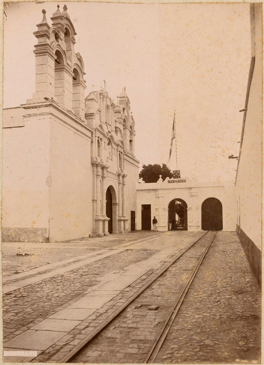 N° 432. Trujillo, Entrada del Palacio de Justicia, Trujillo, Peru, 1900