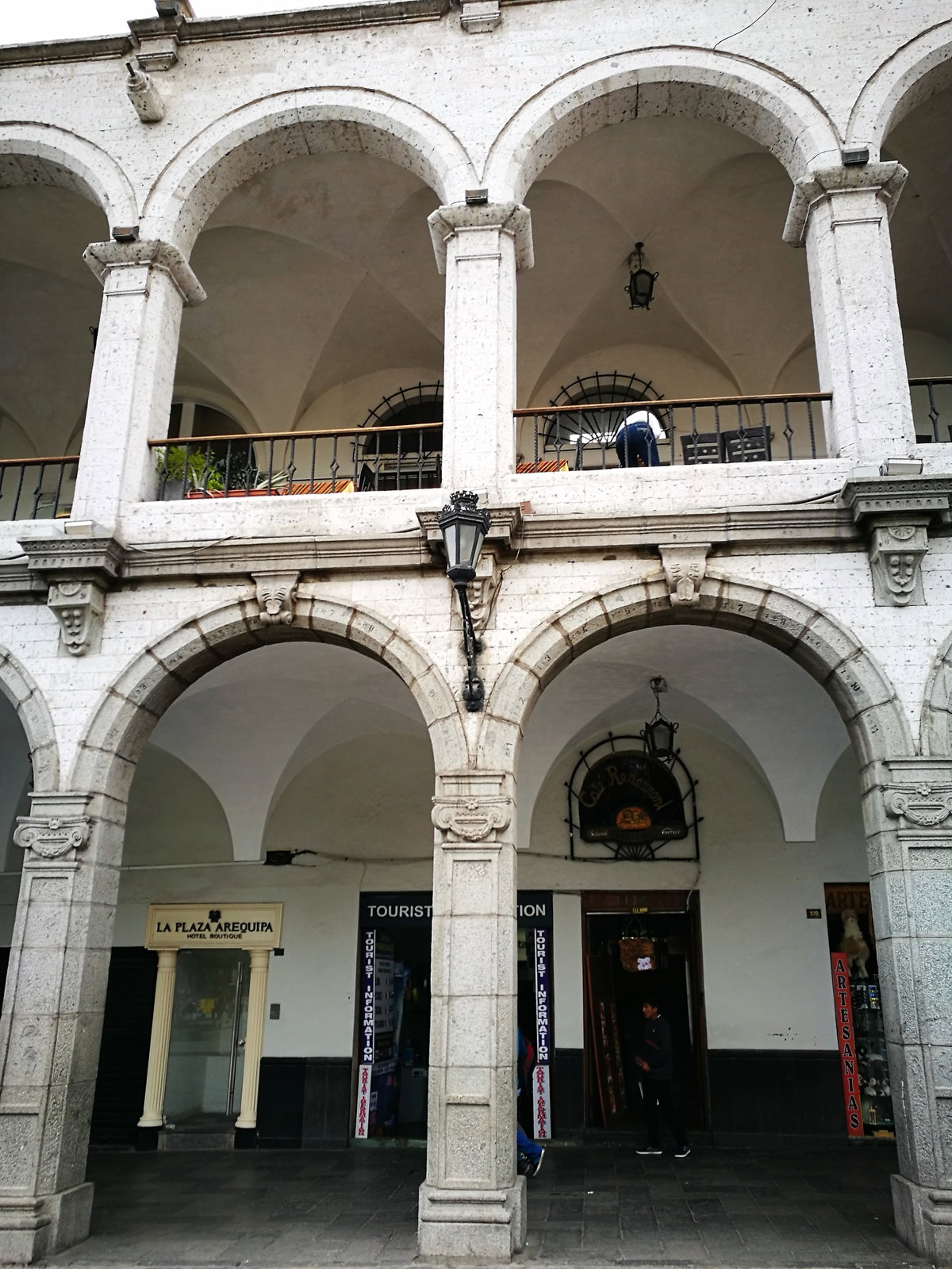 Arcades de la Plaza de Armas d'Arequipa04, Arequipa, Peru, 2017