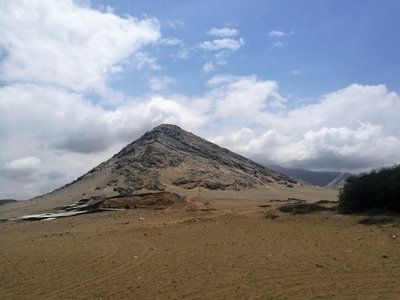 Huaca de la Luna des de l'accés al museu02, Trujillo, 2017