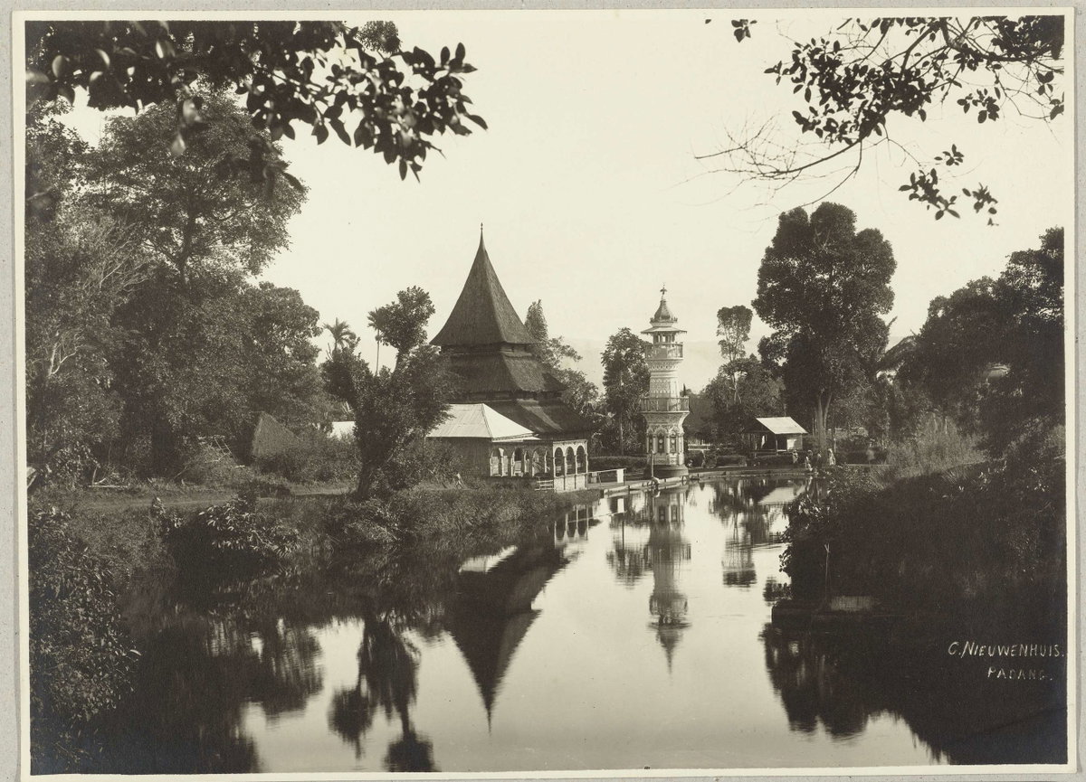 EU: Een moskee of Mesjid met minaret gelegen aan het water op Sumatra (1900), Padang, Indonesia, 1900