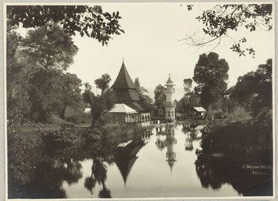EU: Een moskee of Mesjid met minaret gelegen aan het water op Sumatra (1900), Padang, 1900