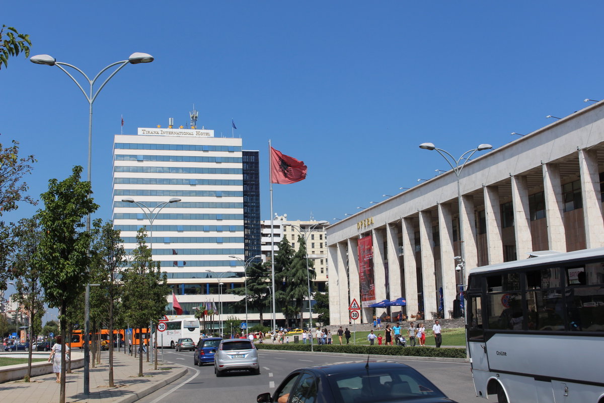 Отель и конференц-центр Tirana International. Справа здание оперного театра, Tirana, Albania, 2015