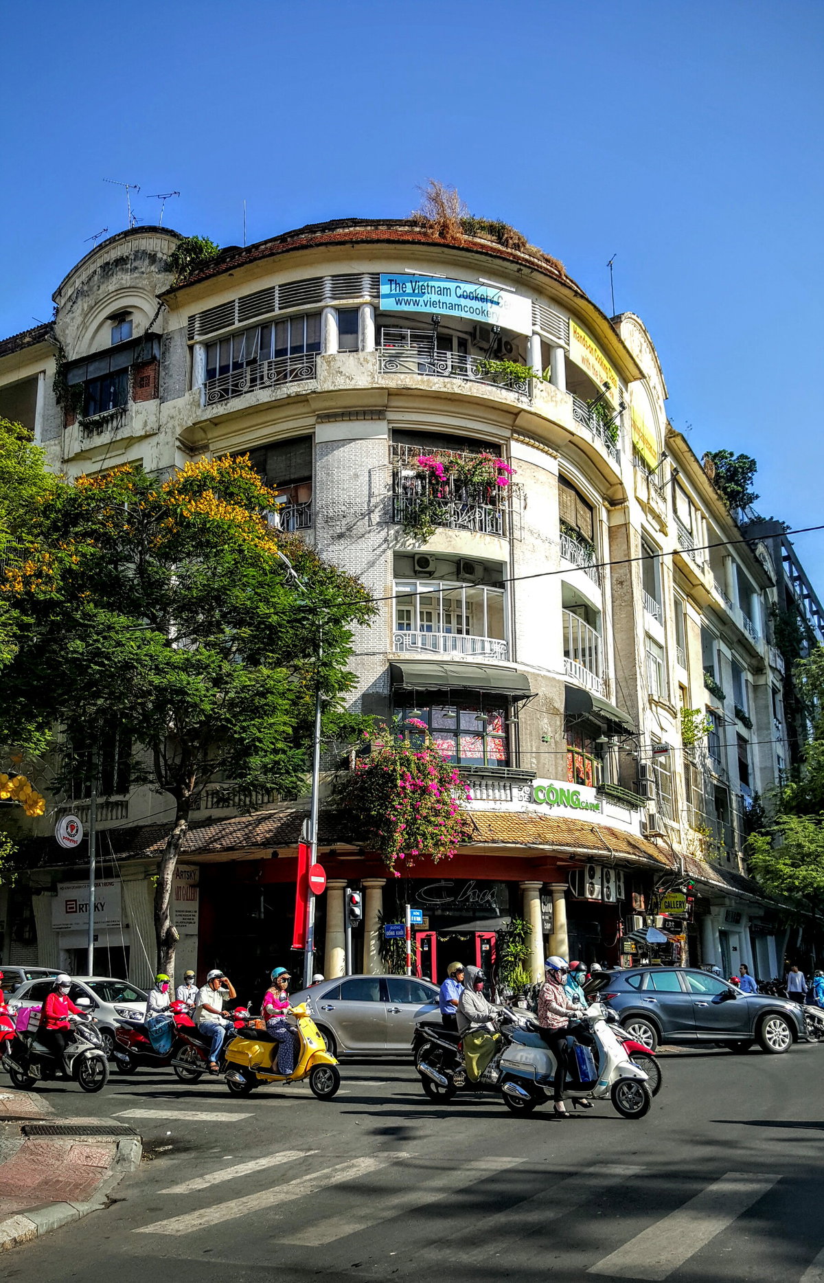 Chung cư xưa, đường Lý tự trọng và Đồng khởi,phường Bến Nghé, Quận 1, TPHCM, Việt Nam, Ho Chi Minh City, Vietnam, 2016