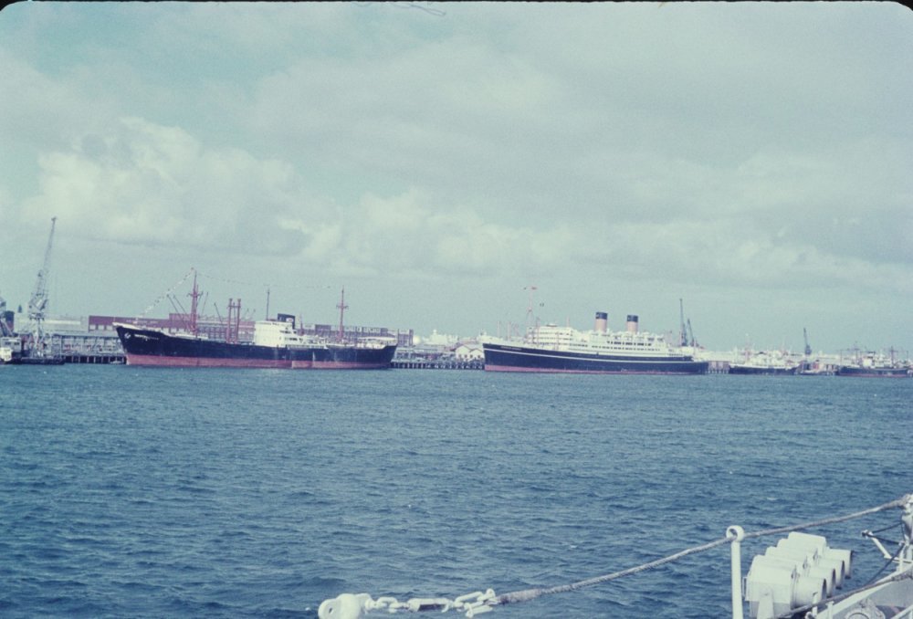 EU: Wereldreis 1960 van Smaldeel 5. Enkele binnenliggende koopvaardijschepen. (1960), Fremantle, Australia, 1960