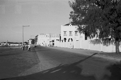 EU: Waterfront street by the fort walls, Zanzibar Stone Town (1961), Stone Town, 1961