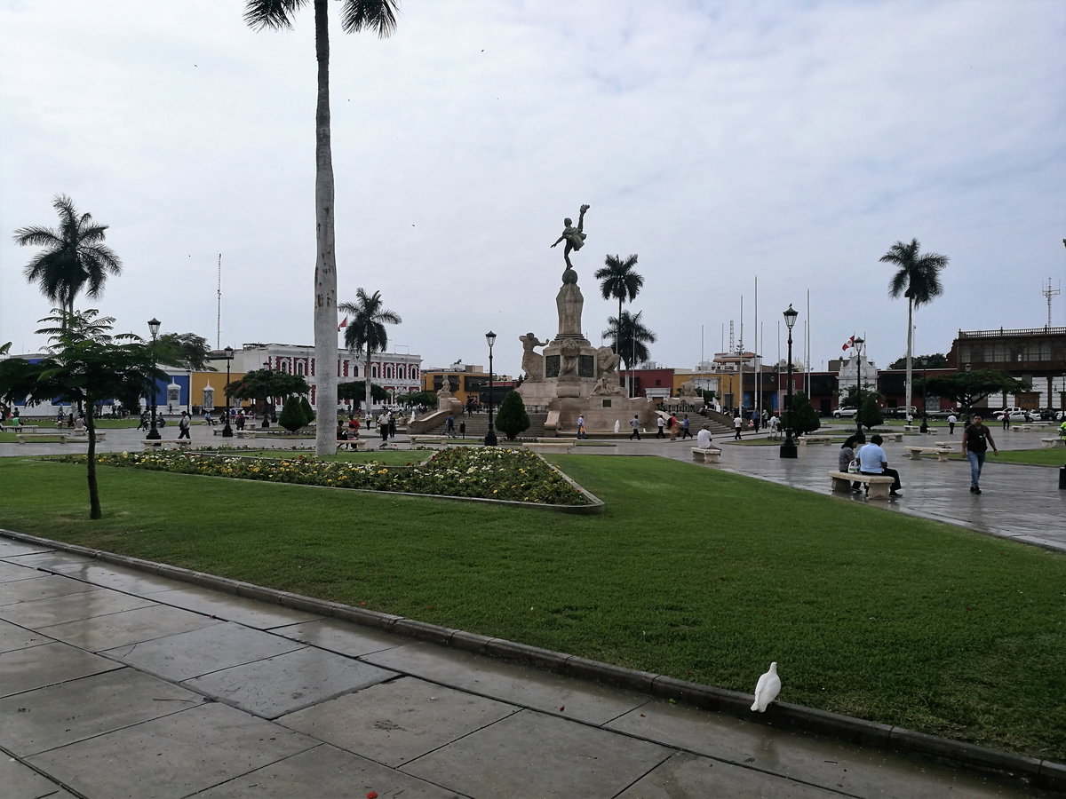 Plaza de Armas de Trujillo des de la Catedral el gener, Trujillo, Peru, 2017