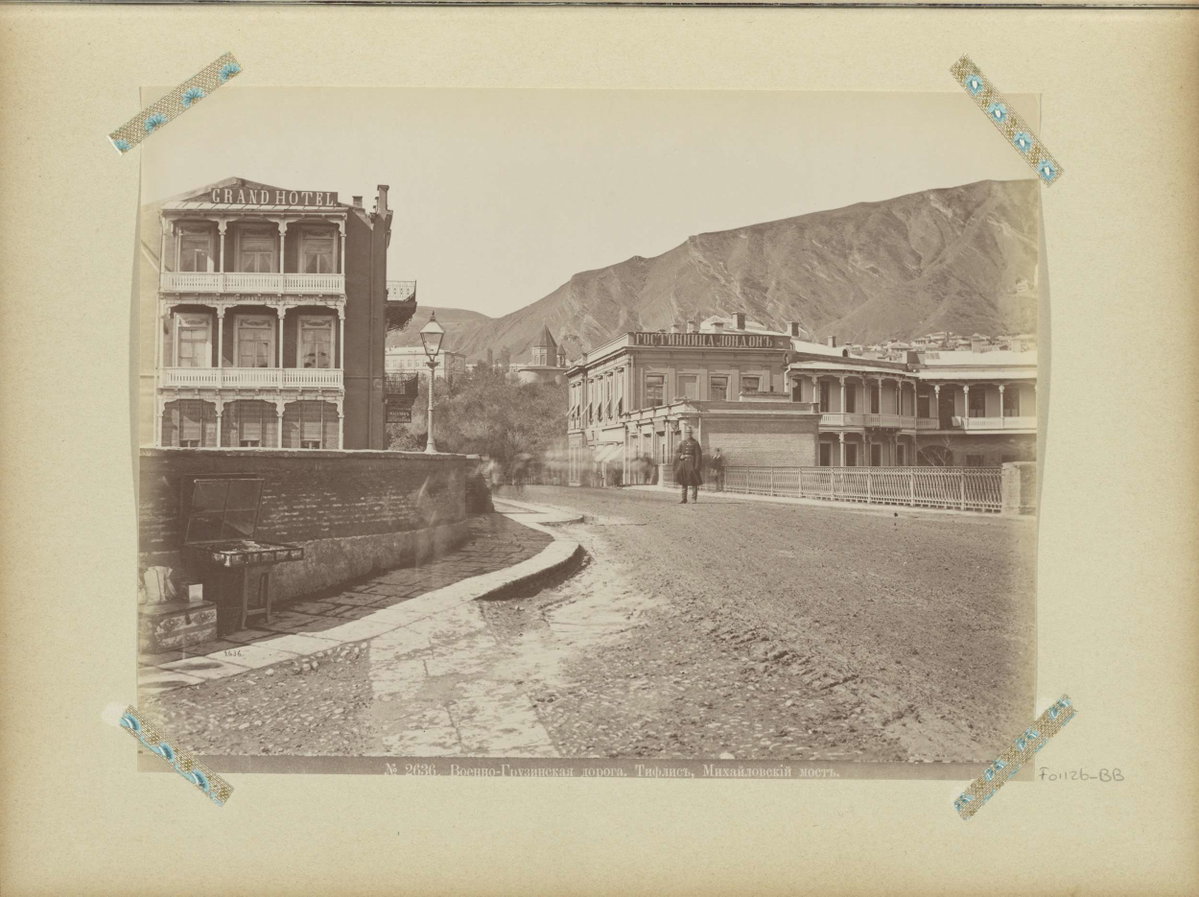 EU: Straatbeeld met Grand Hotel en brug aan de militaire weg in Tiflis (1895), Tbilisi, Georgia, 1895