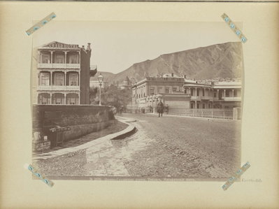 EU: Straatbeeld met Grand Hotel en brug aan de militaire weg in Tiflis (1895), Tbilisi, 1895