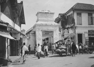 COLLECTIE TROPENMUSEUM Poort bij de Ampel Moskee in de Arabische wijk van Soerabaja TMnr, Surabaya, 1927