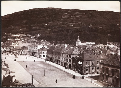 Bergen, Torvet med Fløifjeldet, Bergen, 1885