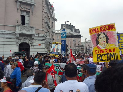 Carteles caricaturescos sobre Dina Boluarte y Pedro Castillo en la Tercera Toma de Lima, Lima, 2023