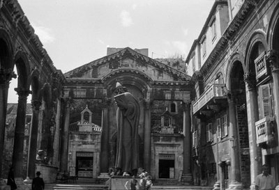 Nini Gergely (Ninski Grgur) püspök szobra a Diocletianus mauzóleum előtt. Fortepan, Split, 1936