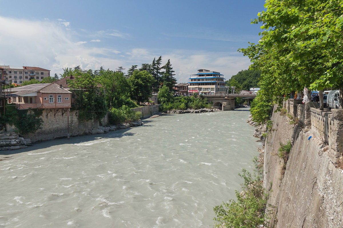 Kutaisi, Rzeka Rioni obok Mostu Łańcuchowego, Kutaisi, Georgia, 2014