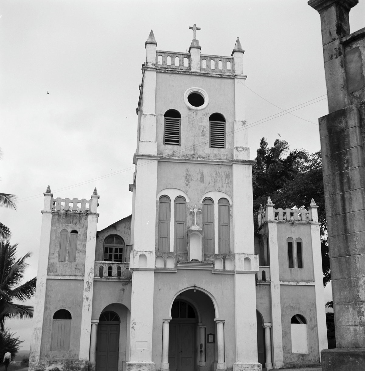 Rooms-Katholieke kerk, voorzijde - - RCE, Elmina, Ghana, 1969