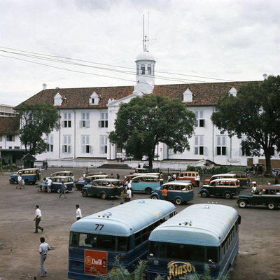 COLLECTIE TROPENMUSEUM Bussen en taxi's op Taman Fatahillah TMnr, Jakarta, 1971