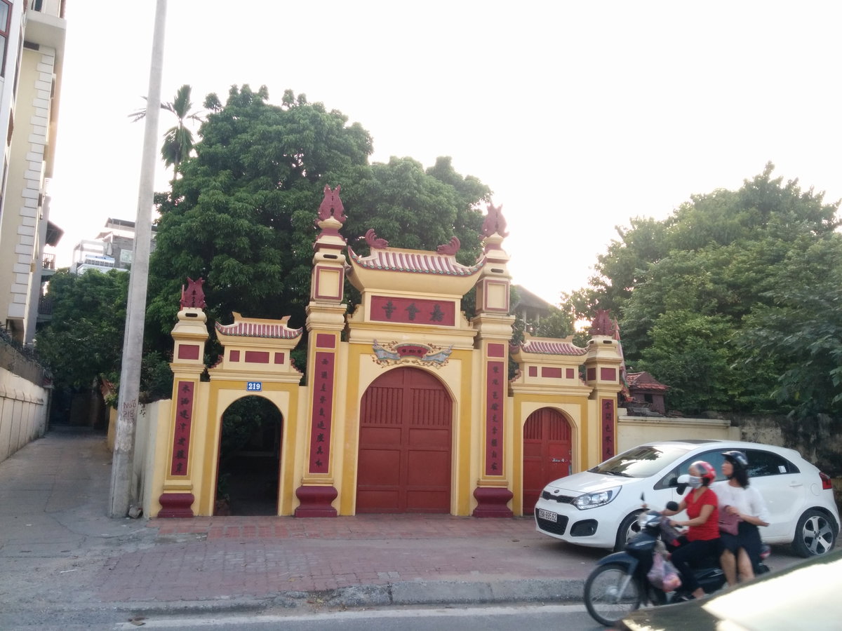 Along the circular West Lake road 18 - Temple, Hanoi, Vietnam, 2017
