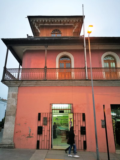 Edifici al carrer Palacio Viejo amb el carrer Sucre d'Arequipa, Arequipa, 2017