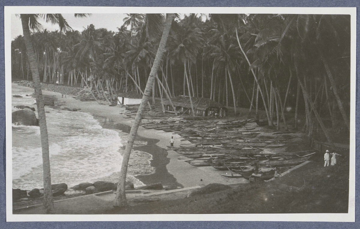 EU: Palmenstrand bij Mount Lavinia (Colombo) op Ceylon met boten en branding (1900), Colombo, Sri Lanka, 1900