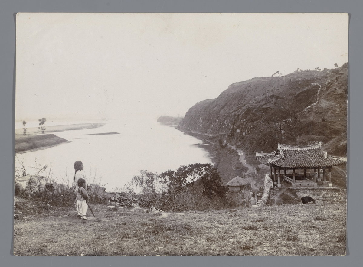 EU: Twee meisjes kijken uit over het water en een poort (?), Pyongyang, Korea (1907), Pyongyang, North Korea, 1907