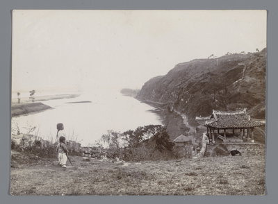 EU: Twee meisjes kijken uit over het water en een poort (?), Pyongyang, Korea (1907), Pyongyang, 1907