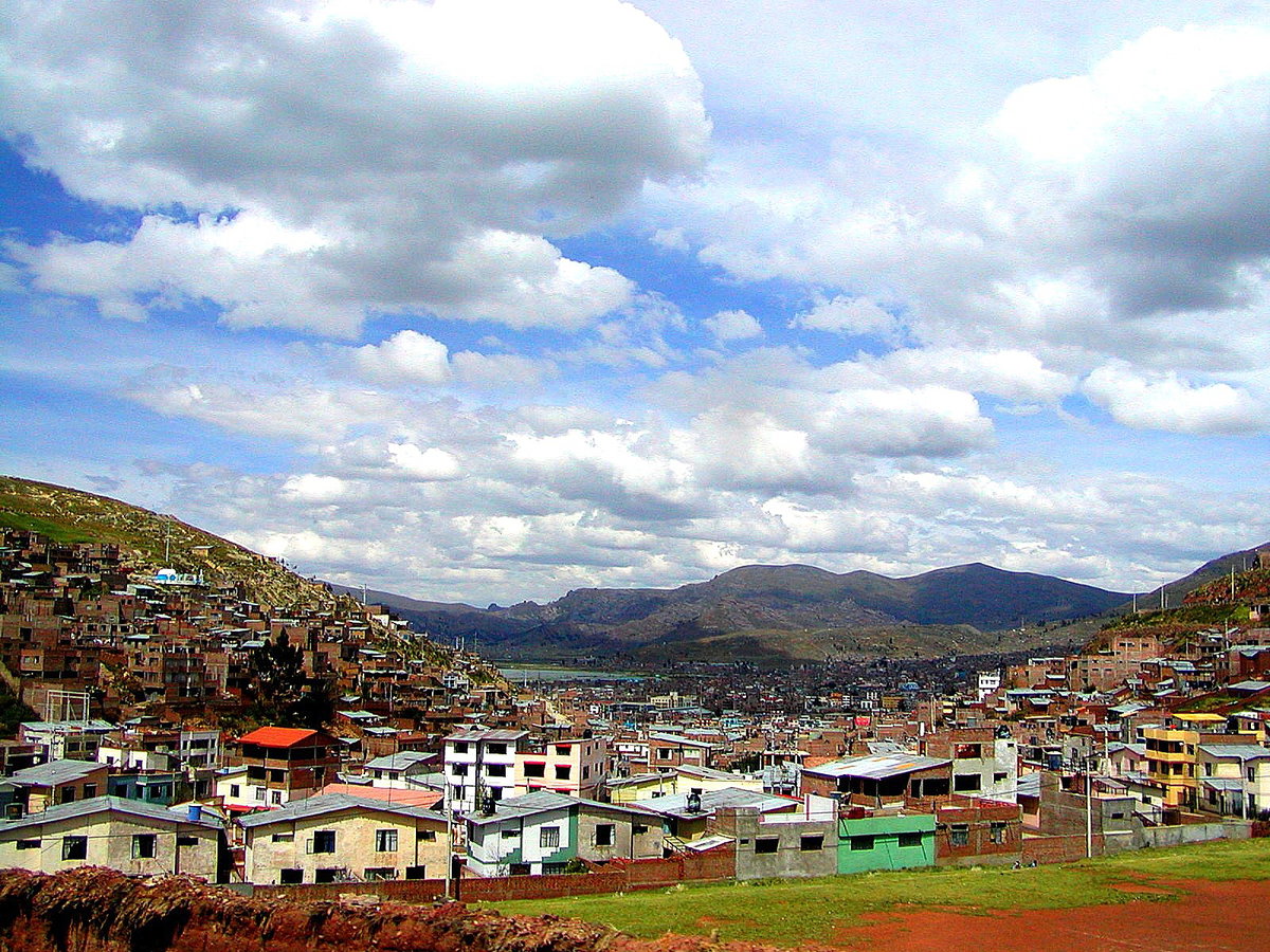 Vista de la ciudad de Puno y lago Titicaca, Puno, Peru, 2005