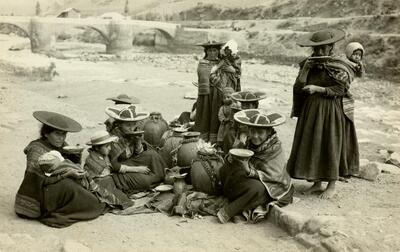 EU: Quechua women selling chicha at Ayacucho market (1928), Ayacucho, Peru, 1928