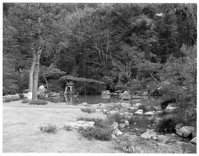 EU: Kyoto. Gartenanlage mit Teich und Steinlaternen (1913), Kyoto, 1913