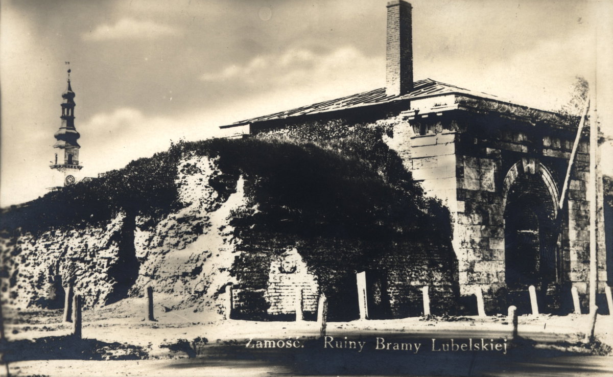 EU: Zamość, Pl. Jan Zamoyski. New Lublin Gate, Zamość, Poland, 1925