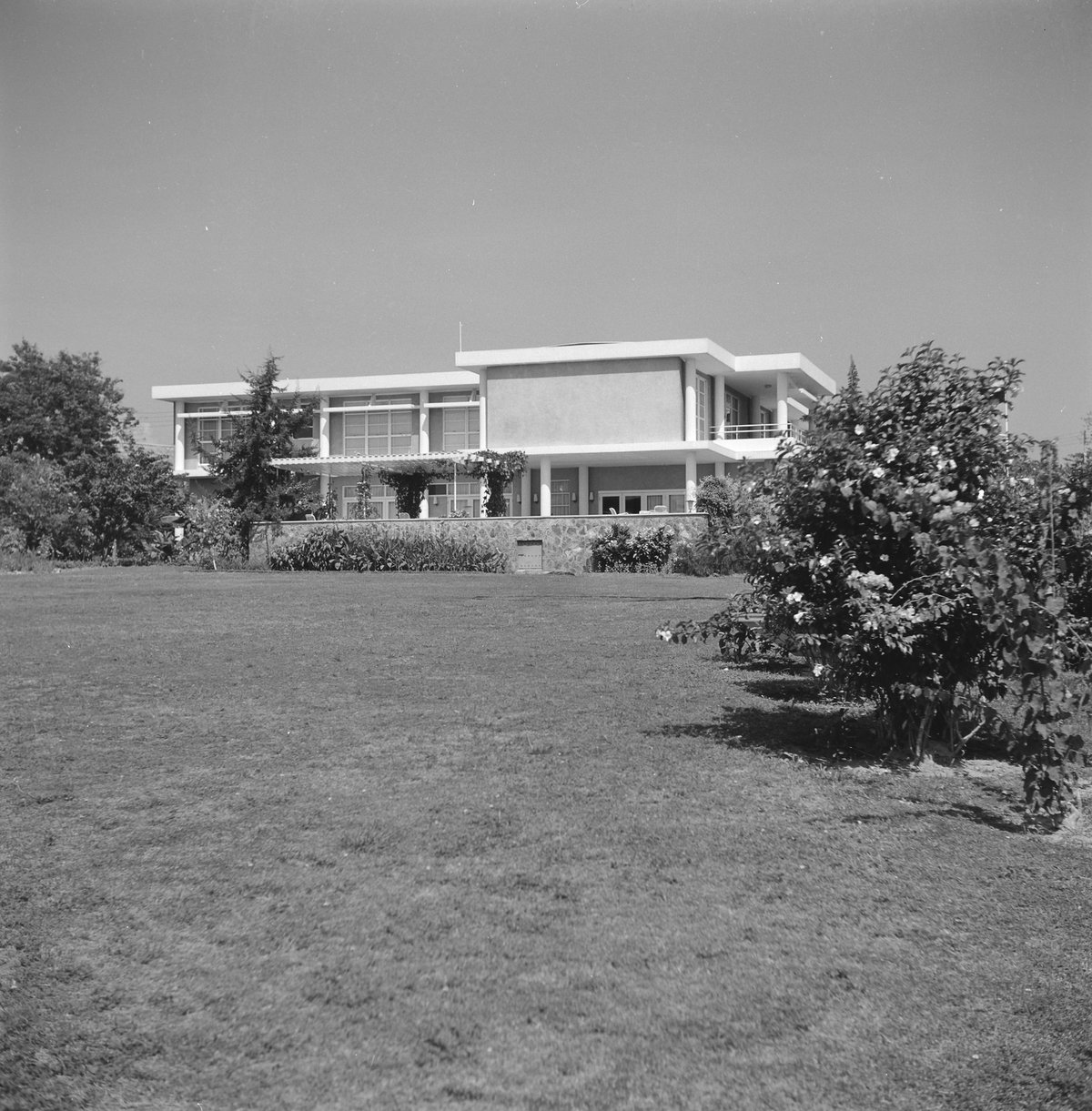 EU: Woonhuis Nederlandse ambassadeur, tuingevel (1966), Accra, Ghana, 1966