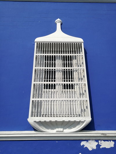 Finestra de l'Edifici que hi ha a al carrer Orbegoso, a la Plaza de Armas al costat de la catedral de Trujillo, Trujillo, 2017