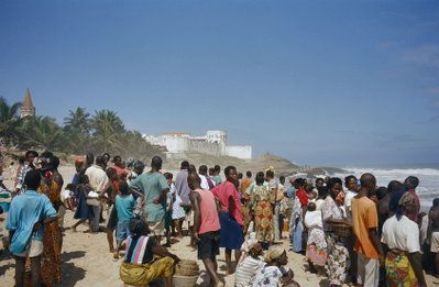 Bedrijvigheid op het strand met fort op de achtergrond - Cape Coast - - RCE, Cape Coast, 2002