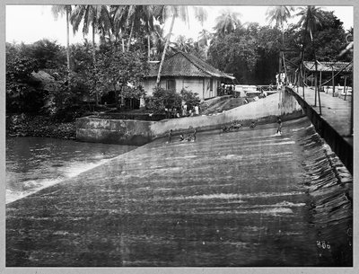 EU: Wohnhauser am Fluss Liwoeng, Buitenzorg (1917), Bogor, 1917