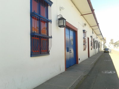 Sombra sobre calle del centro histórico de Popayán, Popayán, 2015