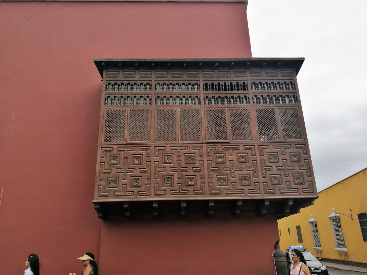 Tribuna d'un edifici a l'encreuament entre el jirón Francisco Pizarro i el Jirón Bolognesi de Trujillo, Trujillo, Peru, 2017
