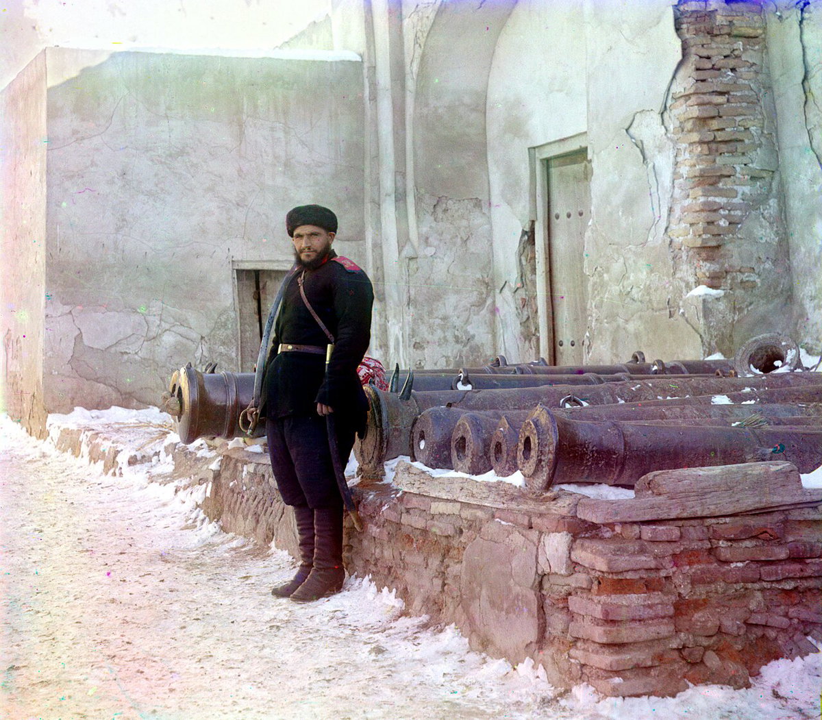 Sergei Michailowitsch Prokudin-Gorski - Sentry at the palace, and old cannons. Bukhara, Bukhara, Uzbekistan, 1905