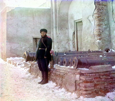 Sergei Michailowitsch Prokudin-Gorski - Sentry at the palace, and old cannons. Bukhara, Bukhara, 1905