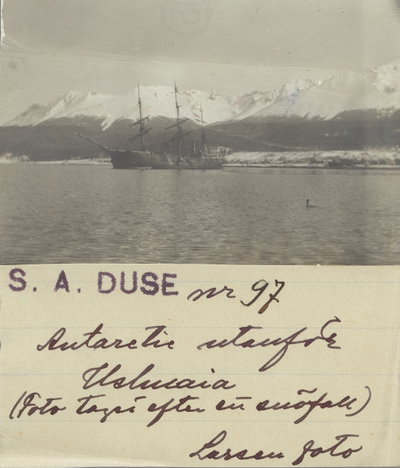 EU: Fotografi fran forsta svenska Antarktisexpeditionen - fartyget Antarctic utanfor Ushuaia (1901), Ushuaia, 1901
