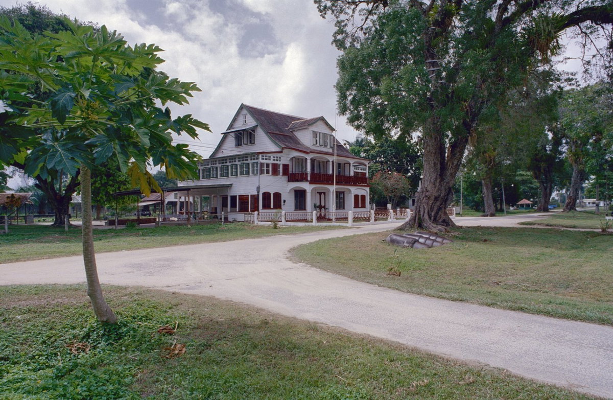EU: Overzicht kruispunt met ambtswoning distictscommissaris (1998), Nieuw Amsterdam, Suriname, 1998