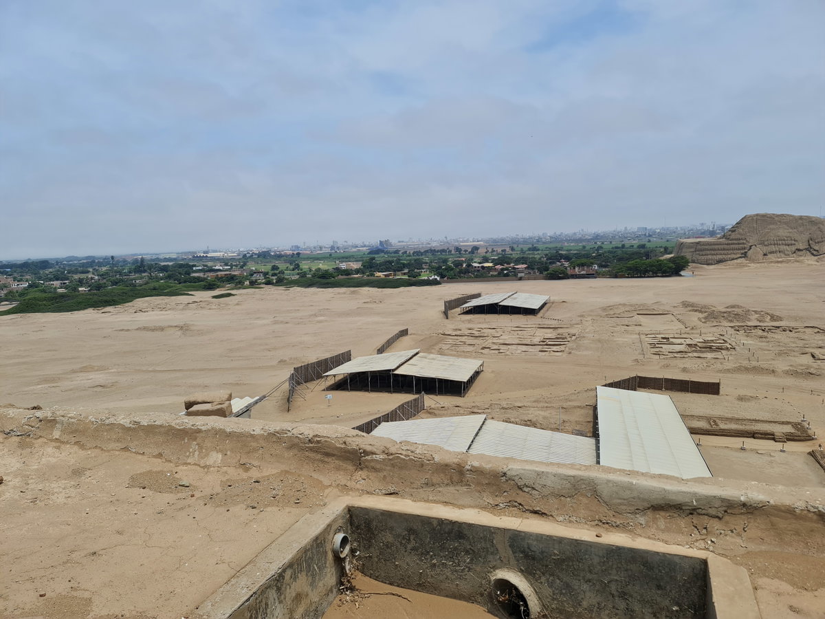 Vista fuera de la huaca, Trujillo, Peru, 2022