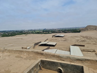 Vista fuera de la huaca, Trujillo, 2022