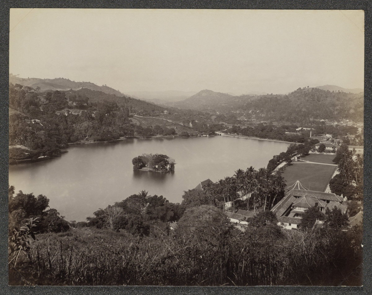 Gezicht op het meer van Kandy op Ceylon, Kandy, Sri Lanka, 1878