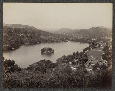 Gezicht op het meer van Kandy op Ceylon, Kandy, 1878